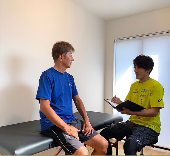 恵比寿トレーニング&ピラティスTwo-wayでカウンセリングを受ける男性