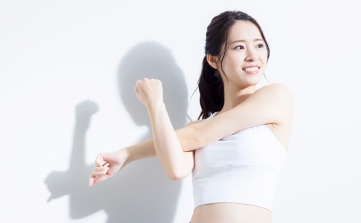 ストレッチをする女性