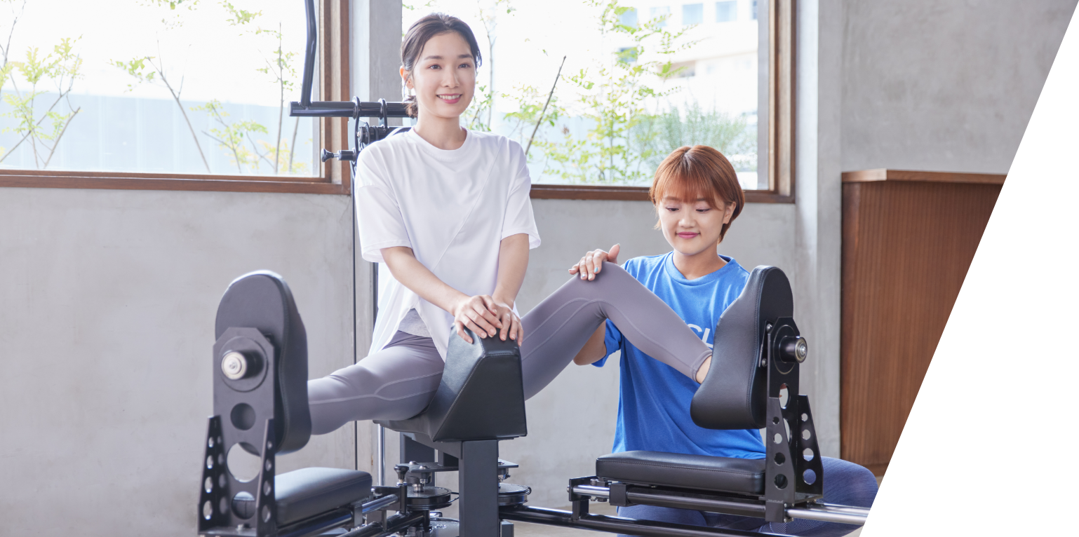 ピラティスレッスンする女性