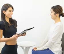 インストラクターと会話している